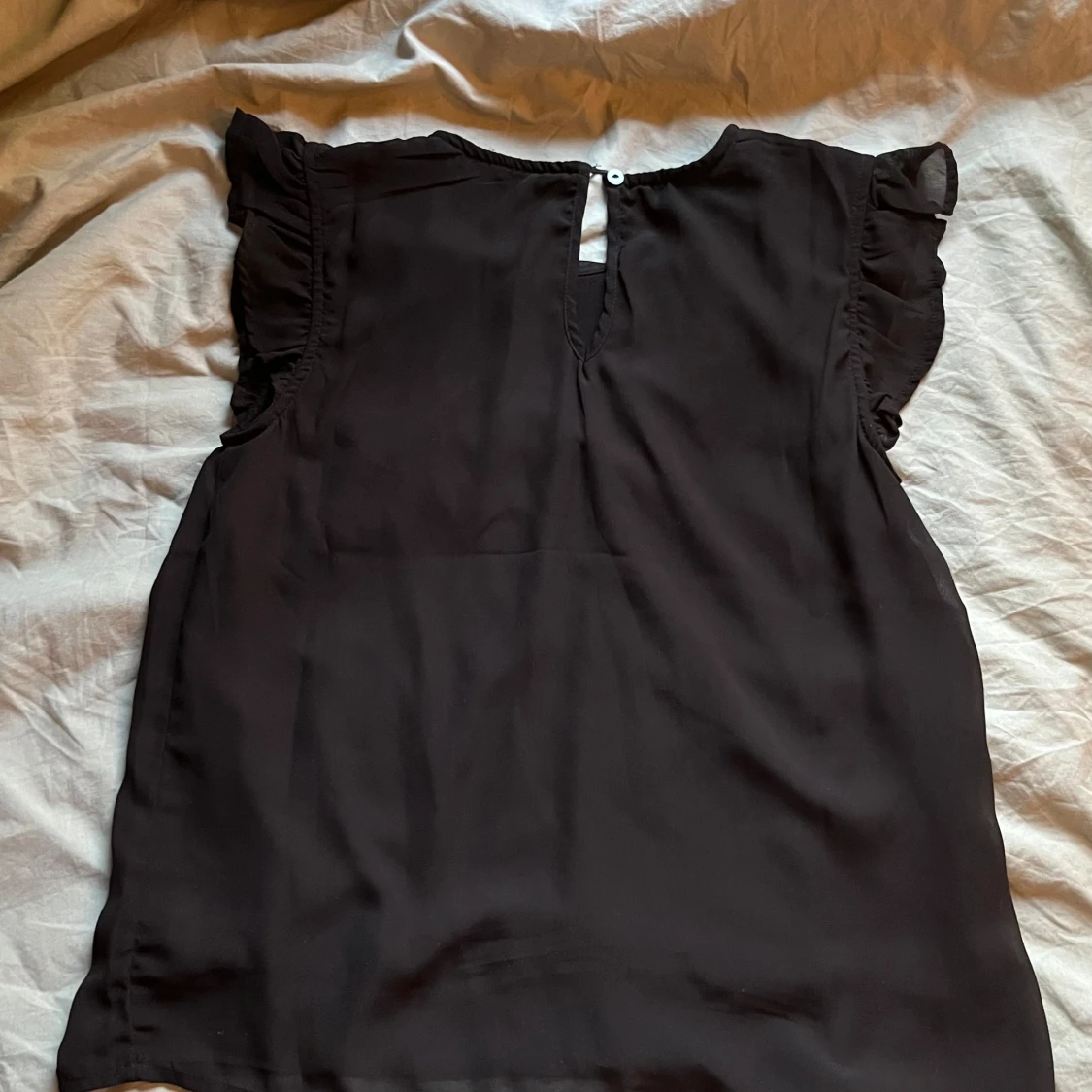 Svart blus med volangärmar - 1