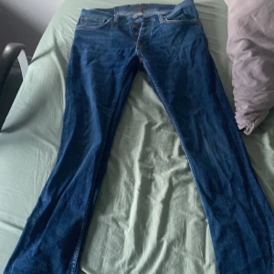Nudie Jeans - Säljer ett par mörkblå nudie jeans då de inte passar längre,  W33 L32, de har 2 små slitningar vilket knappast märks när man har på sig jeansen,