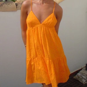 Orange klänning Zara - Supersöt orange klänning i fint skick! Perfekt för sommaren 💕