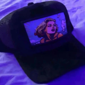 Revenite Velvet Keps Milfhunter Svart - Oanvänd revenite keps (endast testad 1 gång) inget slitage eller något alls, endast legat i lådan sedan ja köpte den då jag samlat på en del kepsar bland annat denna. Perfekt nu till sommaren 2025