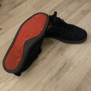 Louboutin - Louboutin skor i toppskick ✨ Små defekter finns, men överlag superfina! 👌 Ingen box 📦 Storlek 42 EU 📏 Snabb frakt 🚀 Hör av er vid frågor! 💬