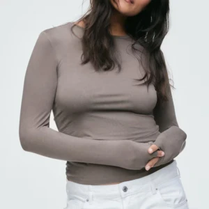 Långärmad tröja - Säljer en jättefin tröja som är helt oanvänd. Sitter så fint😍Kan posta paket omgående🥰