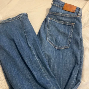 Blå bootcut jeansbyxor från lager 157 - Klassiska blå bootcut jeans och normal passform. Byxorna har fem fickor, dragkedja och knapp framtill samt lapp i bak. Perfekta till vardags för en tidlös look.