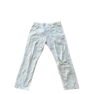 Vita Linnebyxor Från Jack & Jones - Tja! Säljer dessa feta linnebyxor från Jack & Jones. I nytt skick utan defekter, kanske behövs strykas😅. Modell ca 180 lång och ca 70kg. Hör av er vid minsta fråga! Priset är inte ristat!🤩
