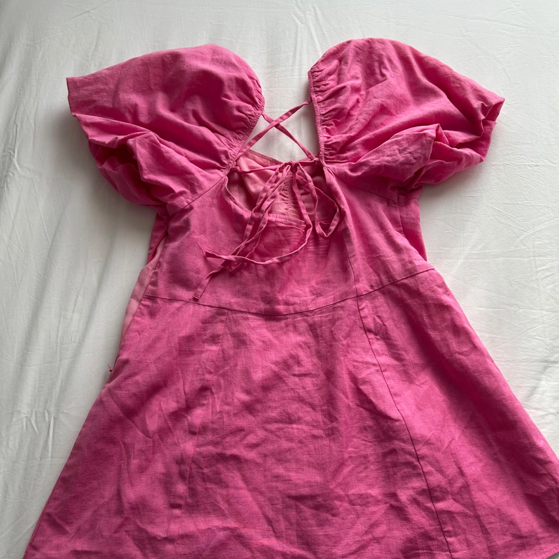 Rosa klänning med puffärmar och knyt i ryggen - 2