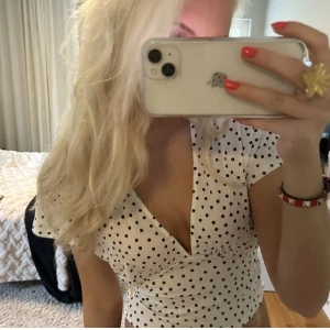 SNYGG PRICKIG TOPP - Jätte snygg trendig topp med prickar, den kommer inte till användning därför jag säljer🩷🩷 jätte bra skick!!!!