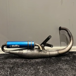 Leo Vince TT Trimrör | Yamaha Slider - •Leo Vince TT Trimrör | Yamaha Slider. Fint Trimrör med ett riktigt unik blå ljuddämpare. Röret har alla pluggar dragna dvs går fullt ut. Liten buckla på baksidan av röret, inget som påverkar effekt. Hör av dig vid frågor eller funderingar, mvh.