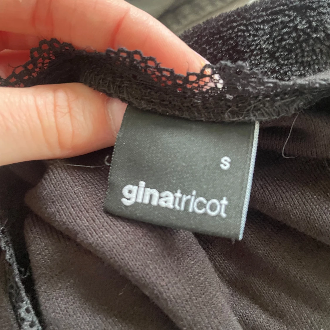 Svart topp från Gina Tricot - 1