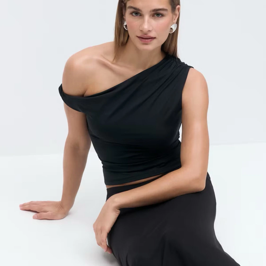 Svart oneshoulder topp i stretch - 2