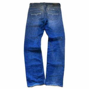 Diesel jeans - Blåa Diesel jeans i bra skick.                                          Mått: på sista bilden                                                 Midja: W32.                                                               Har ett litet hål på högra benets knäveck. Syns på första bilden.                                                          Skriv om ni har frågor! 👖                 