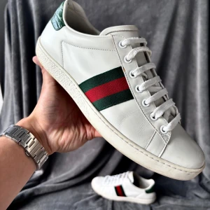 Gucci ace skor - Orginalstorlek: 7=41, fråga om innermått vid osäkerhet | ingår: endast skorna | fraktar spårbart eller möts upp i Täby📍