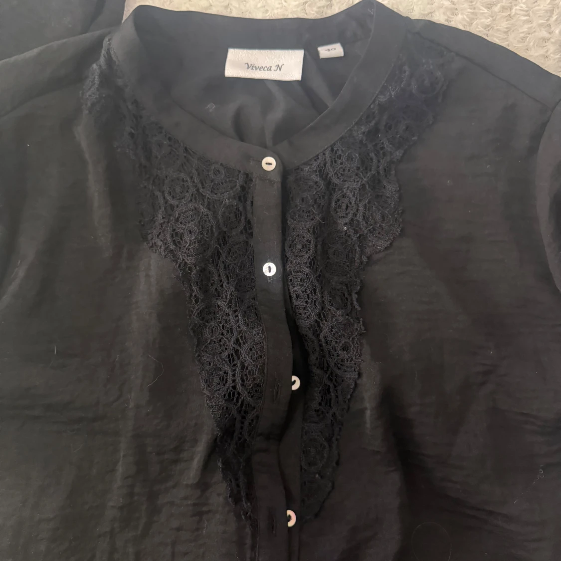 Svart skjorta med spets från Viveca N - 3