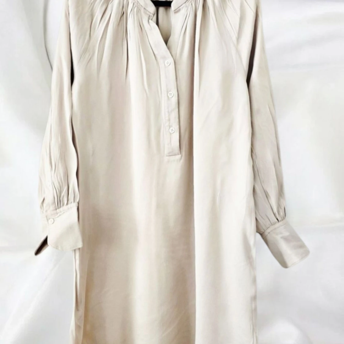 Ljusbeige långärmad skjortklänning