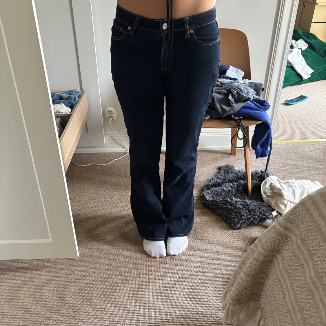 Mörkblå bootcut jeans med kontrastsömmar