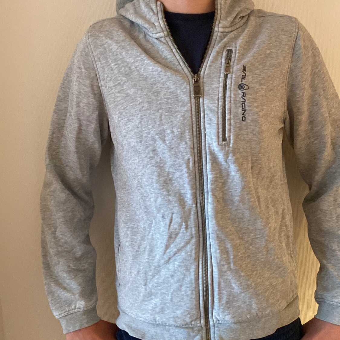 Grå hoodie från Sail Racing med dragkedja - 3