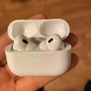 Helt nya Aripods! - (Helt nya pris går att diskuteras dm för minsta frågan)