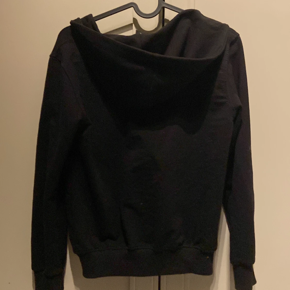 Svart hoodie från Prada med half zip - 1