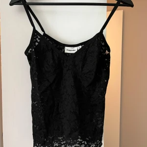 Spetslinne - Spetslinne från Kappahl, använd fåtal gånger. Storlek S. Säljer direkt för 70kr!