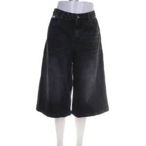 Ragged Jeans-jeansshorts - Coola svarta jeansshorts från Ragged Jeans med vid passform och längre ben. Fint skick