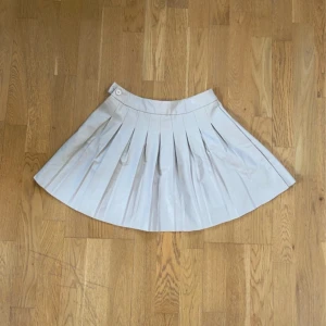 Kort kjol i läderimitation  - Superfin kort kjol i läderimitation från FB Sister! Lite skrynklig på bild men inga defekter! Perfekt för somriga outfits!  🌸🌸 Längd: 39cm  Midjemått rakt över: 33cm