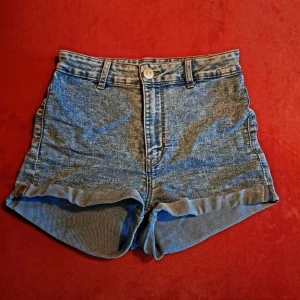 Jeansshorts - Mycket bra skick. Highwaist och lite stretchigt material.