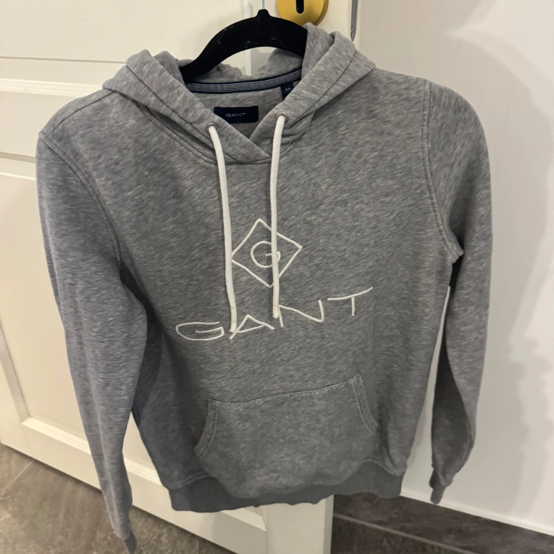Grå hoodie från GANT med logga