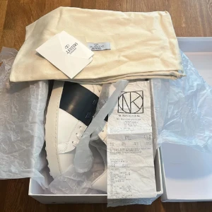 Valentino open - Helt nya valentino opens, fick en bra deal av leverantören och kan kan därför sälja lite billigare än trendsellers. Kvitto och allt og medföljer så det är bara höra av er vid frågor, alla bud godtas!