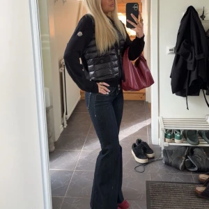 Moncler Cardigan dam - Säljer denna snygga cardigan från moncler i storlek 2=M men sitter mer som S, hon på bilden är ungefär 163cm lång. Äktighetsbevis finns.