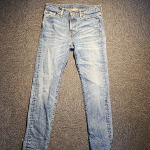 Levis 511 ljusblå slim jeans - Säljer ett par Levis 511 slimjeans jeans i ljusblå tvätt. Klassisk femficksmodell med Levis-lapp bak i midjan och röda Levis-tag på bakfickan. Jeansen har smal passform och är tillverkade i mjukt jeanstyg med snygg slitning.