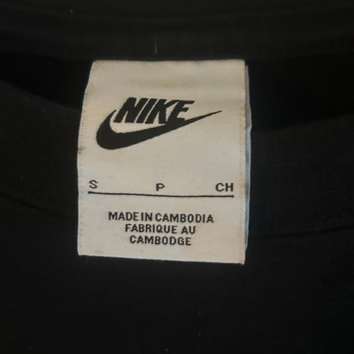 Svart Nike tröja med guldlogo - 1