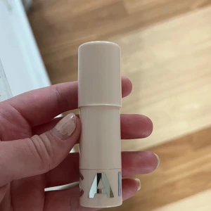CAIA Dewy Stick Dew It Yourself - Dewy Stick Dew It Yourself från CAIA i en ljusbeige plastförpackning med silvriga detaljer. Stickformat highlighter som ger en fräsch, glansig finish. Perfekt för att skapa glow på kindben, näsrygg eller amorbåge. Enkel att applicera direkt från sticket. Bra skick