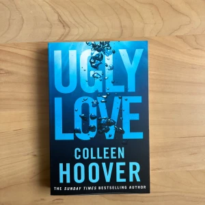 Ugly Love - En modern roman av Colleen Hoover. Perfekt för unga vuxna som gillar starka berättelser om kärlek och relationer.