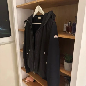 Moncler cardigan  - Hej säljer en fin såklart äkta moncler cardigan i fint skick priset är diskuterbart 