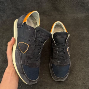 Marinblå Philippe Model Paris TRPX herr skor strl 42,5 - Tvärfeta marinblå Philippe Model Paris TRPX herrskor | strl 42,5 | nypris 3000kr | skick 9/10, enda tydliga defekten är ett slitage på insidan av ena hälen, men inget som syns utanpå skon | postas inom 24 timmar | HLselling