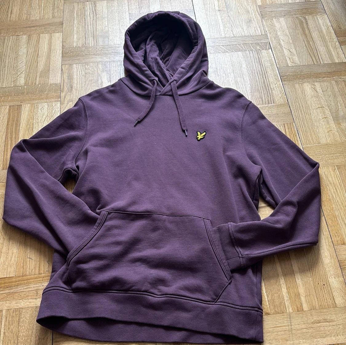 Lila hoodie från Lyle & Scott