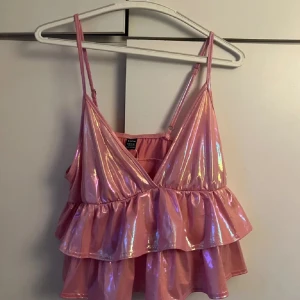  rosa volangtop  - Superfin glittrig rosa topp från Shein med volanger och smala axelband. Aldrig använt eftersom den var för stor
