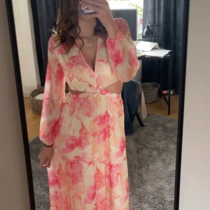 Blommig långklänning  - Blommig långklännig med prislapp kvar!! Klänningen har v-ringning och långa ärmar. Perfekt för sommaren💓💓💓nypris - 369kr