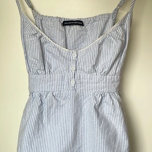 Randig Topp Brandy Melville - Supersöt topp  från Brandy Melville i ljusblått och vitt. Helt ny! 🙌🏾🩵