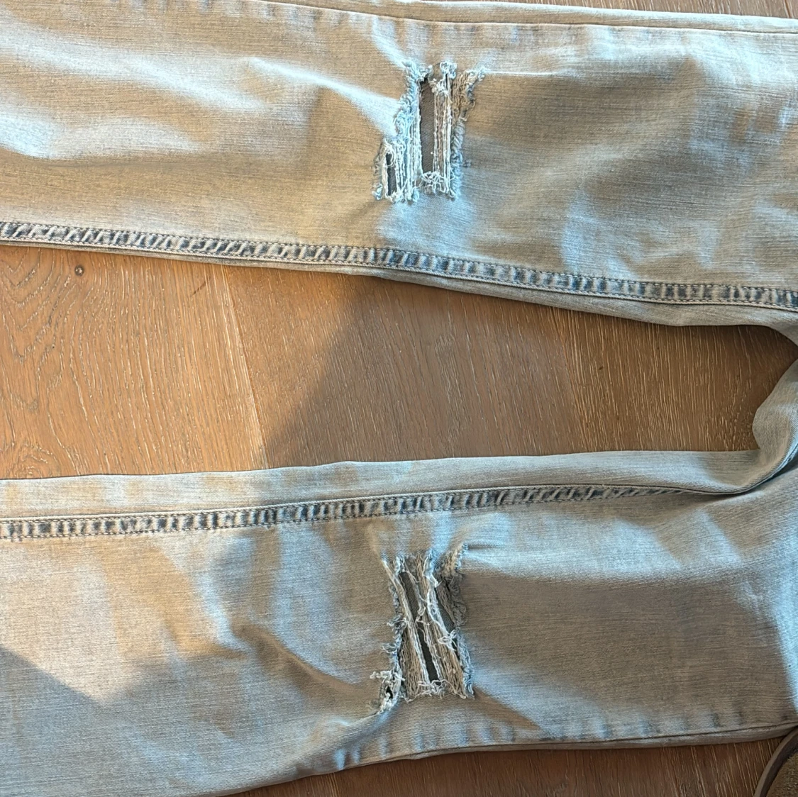 Ljusblå bootcut jeans med broderi - 4