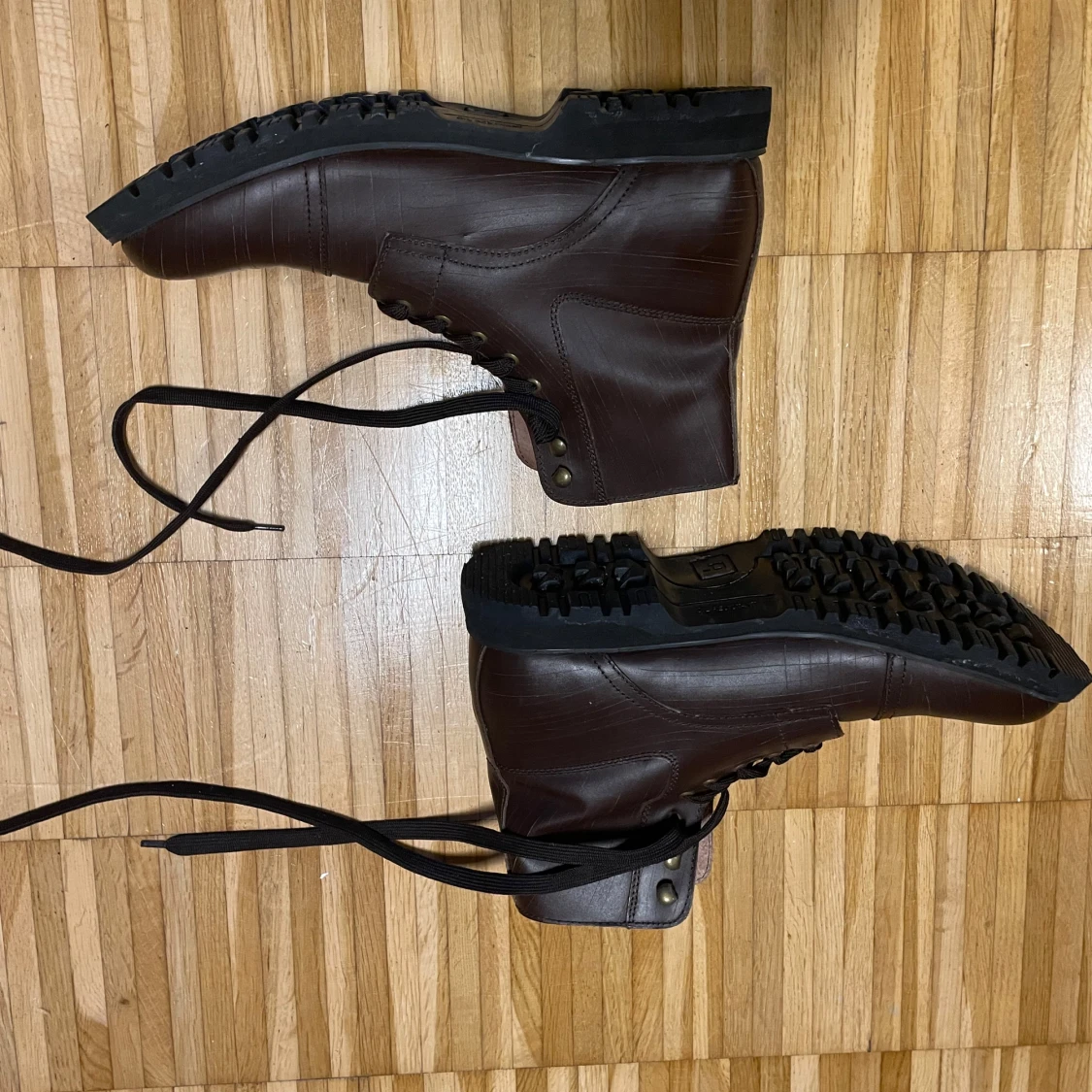 Bruna kängor i skinn med grov sula - 1