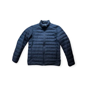 Uniqlo ultra light down jacka - Mörkblå lätt jacka från Uniqlo med dunfyllning  Axlar: 47cm Bröst: 59cm Armar: 70cm Längd: 74cm