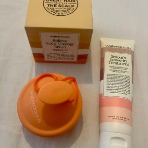 Waterclouds Scalp  Brush &  Leave-in Treatment - Ett set från Waterclouds med en orange brush för hårbottenmassage och en leave-in treatment (150ml). Ett återfuktande leave-in som doftar himmelskt.