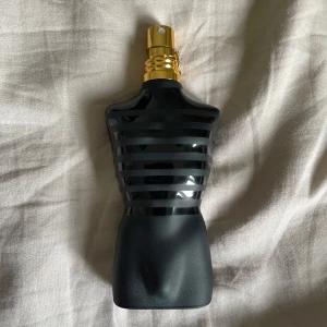 Jean Paul Gaultier Le Male Le Parfum 75ml - Säljer en Jean Paul Gaultier Le Male Le Parfum, 75ml. Flaskan har en ikonisk svart kroppsliknande design med guldigt sprayhuvud. Kommer i originalförpackning med svart och guld plåtburk samt röd insida.