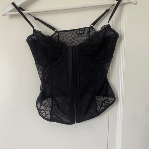 Korsett topp - Svinsnygg korsett topp i spets från NA-KD🤩 Köpt för 188kr endast använd en gång!