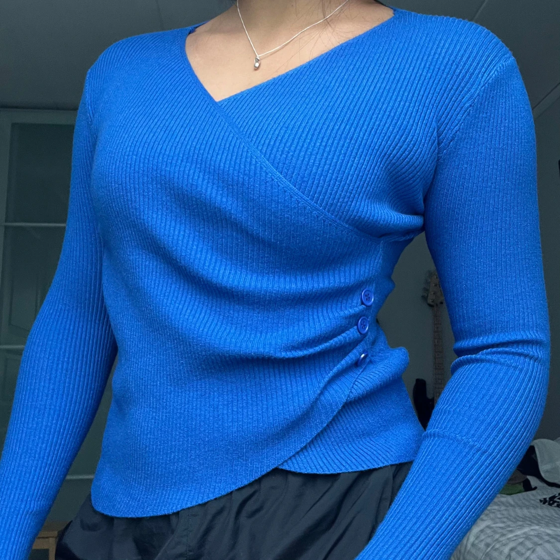 Blå omlottopp med knappar