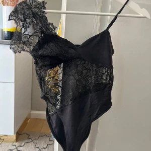Spets body - Jätte snygg spets body från Zara☺️bra skick 
