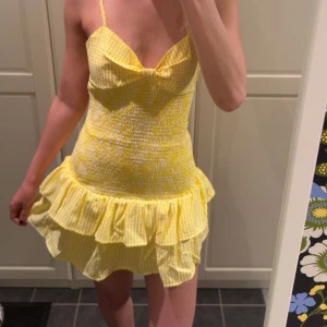 Gul populär klänning  - Så fin gul klänning som jag nyligen köpte men som inte riktigt passade mig. Jag köpte den här på Plick💛( personen jag köpte ifrån skrev att den var oanvänd!, och har endast testat). Tryck gärna på köp nu! 💐💐