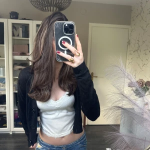 Svart kofta med stora knappar - Säljer en svart kofta med stora knappar framtill. Koftan har lång ärm och en klassisk, enkel design som passar till mycket. Perfekt att slänga över en topp eller linne💕