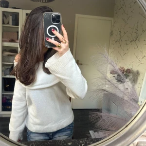 Vit stickad offshoulder-tröja - Säljer en vit stickad offshoulder-tröja med bred krage. Tröjan har lång ärm och är mjuk och skön, perfekt för kyligare dagar. Passar snyggt till jeans eller kjol. Passar xs-s💕