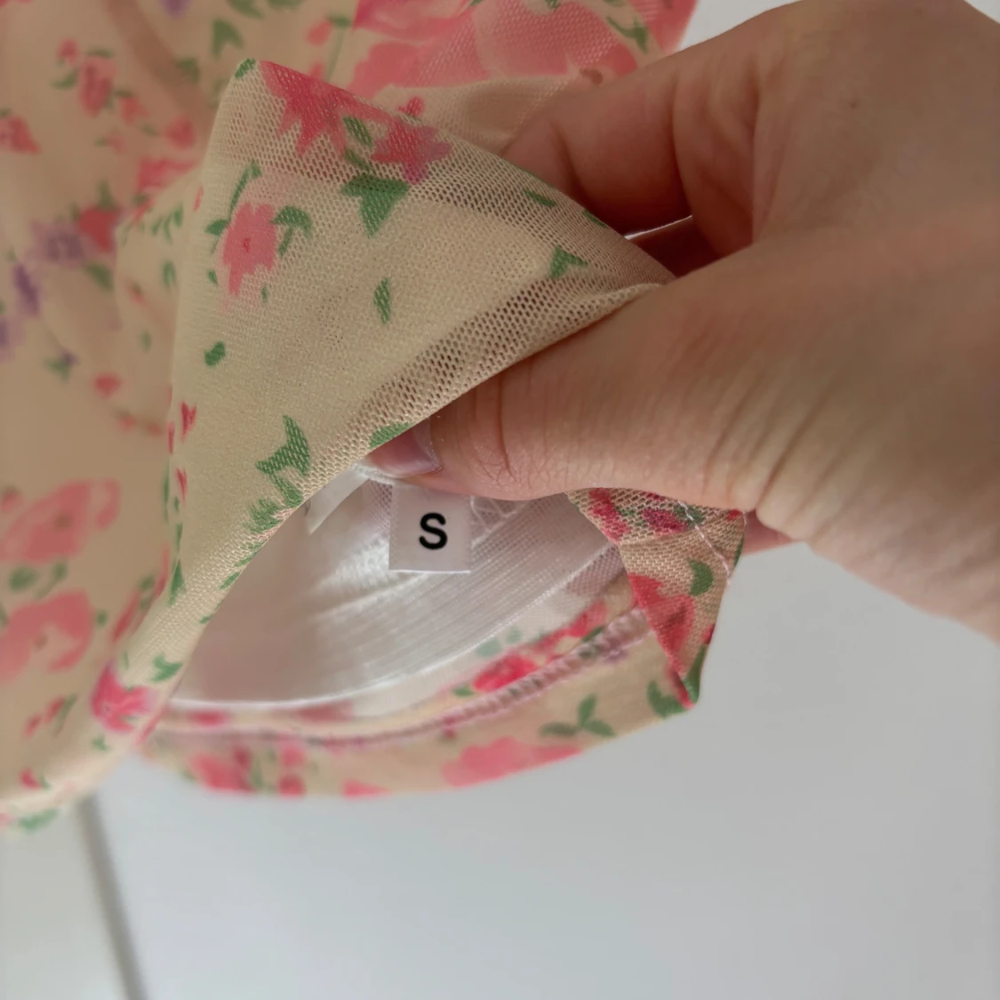 Blommig croppad linnetopp med spets - 2